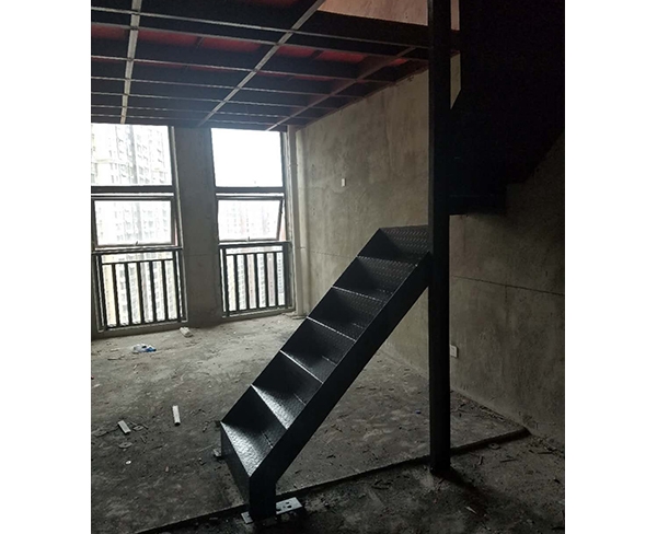 鋼構隔層樓梯