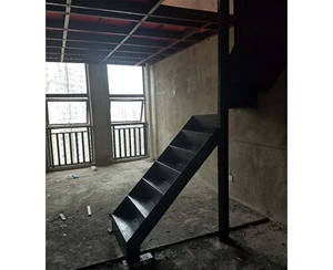鋼構隔層樓梯